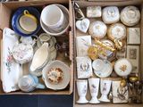 une boîte remplie de vaisselle et d'autres objets qui s'y trouvent