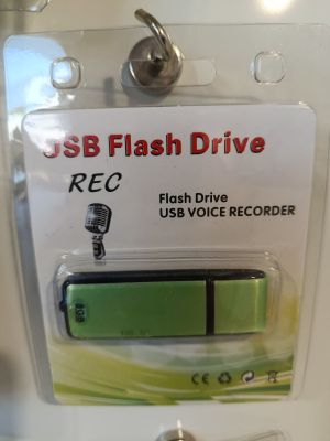 une clé USB fixée au mur à l'aide d'une clé