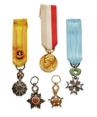 trois médailles et une médaille sur fond blanc