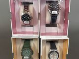trois boîtes contenant chacune une montre différente, posées sur une table
