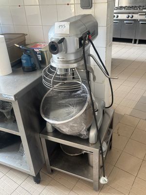 une image d'une cuisine avec un mixeur à l'intérieur