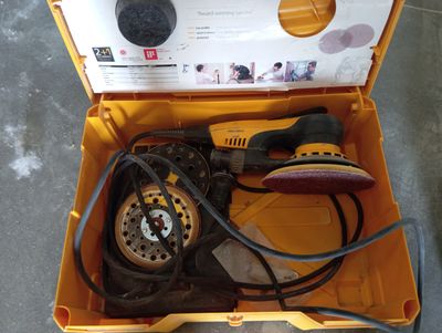 une boîte à outils contenant un outil et un autre outil
