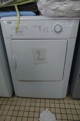 un lave-linge et un sèche-linge dans une petite pièce