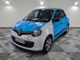 une photo d'une voiture bleue et blanche dans un garage