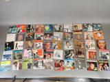 une grande collection de CD de musique accrochée au mur