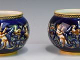 deux vases posés sur une table