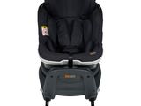 Le siège auto pour bébé est noir et dispose d'une base blanche.