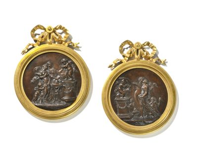 une paire de médaillons en or et en bronze représentant un homme et une femme