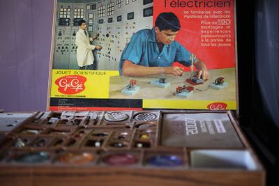 une boîte sur laquelle figure l'image d'un électricien