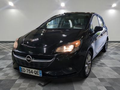 une photo d'une Opel noire garée dans un garage