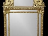 un miroir au cadre doré ouvragé sur fond noir