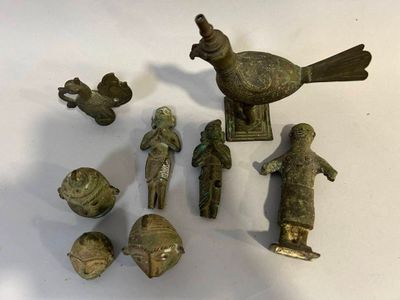 de nombreuses figurines en bronze sur un fond blanc