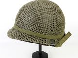 un gros plan d'un casque posé sur un support