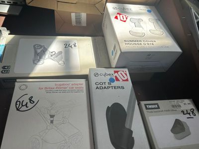 de nombreuses boîtes posées sur une table