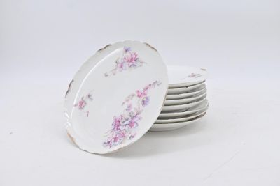 a lot of plates that are stacked on top of each other