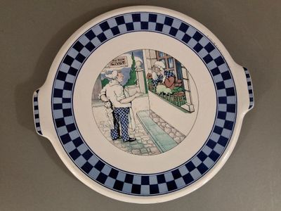 une assiette bleue et blanche sur laquelle est représenté un homme