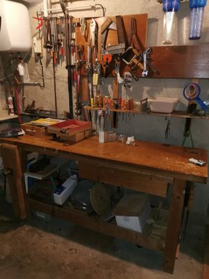 une image d'un établi dans un garage
