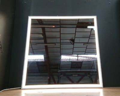 un miroir posé sur une table dans une pièce