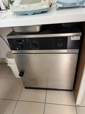 un lave-vaisselle argenté posé sur le plan de travail de la cuisine