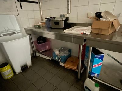 une cuisine avec un évier et un réfrigérateur