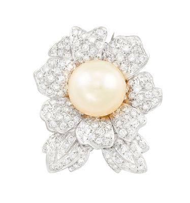 une broche en forme de fleur, composée de perles et de diamants
