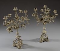 Paire de candélabres d'autel en bronze laqué blanc à décor d…
