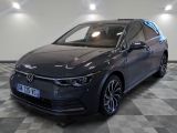 La Volkswagen Golf est garée sur un sol à damier.