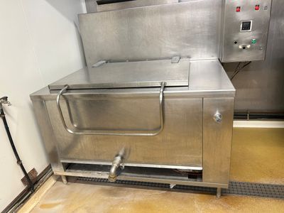 un grand four en acier inoxydable trônant au milieu d'une cuisine