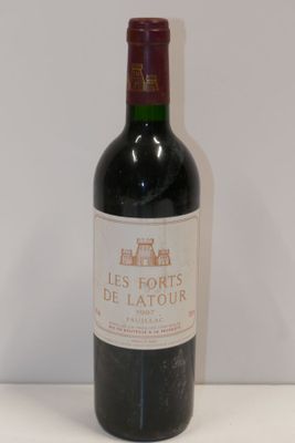 une bouteille de vin posée sur une table