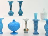 de nombreux vases en verre bleu posés sur une table