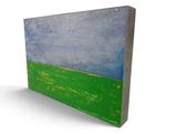 un tableau représentant un champ vert avec un ciel bleu en arrière-plan