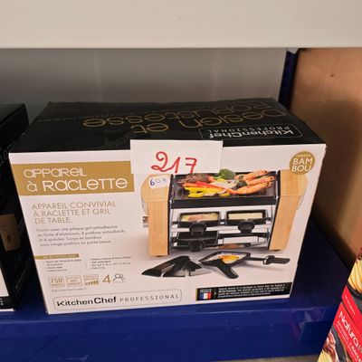 deux boîtes de nourriture sur l'étagère du magasin