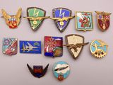 plusieurs types de badges sur une surface blanche