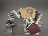 une pile de vieilles photos en noir et blanc sur une table