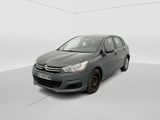 Une voiture grise est garée dans une pièce blanche.