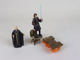 Des figurines « Star Wars » sont posées sur une surface blanche, à côté d'une petite voiture