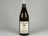 l'image d'une bouteille de vin posée sur une table