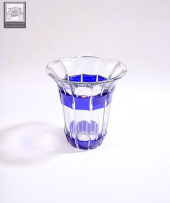 un vase en verre orné de rayures bleues et blanches
