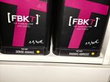 deux conteneurs noirs ornés de logos roses et noirs