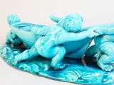 une figurine représentant un homme et une femme dans un bateau