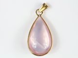 un gros plan d'un pendentif rose en forme de larme sur fond blanc