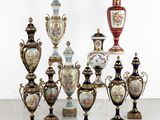un grand nombre de vases posés sur une table