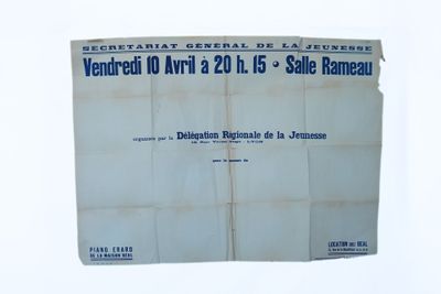 une photo d'une affiche accrochée à un mur blanc, ornée d'un motif bleu et blanc