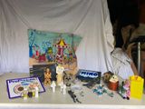 une table sur laquelle sont posés tout un tas de jouets