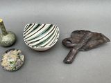 un petit bol, un vase et une cuillère posés sur une table
