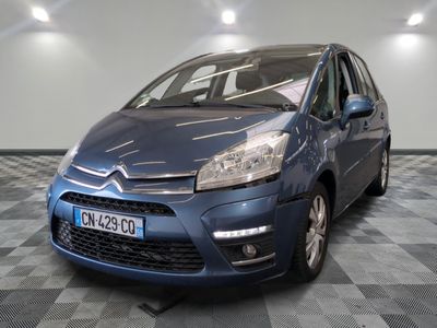 la petite voiture bleue est garée sur un carrelage à carreaux