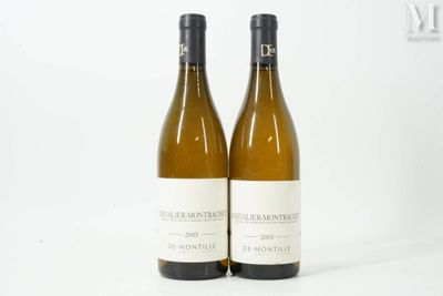 deux bouteilles de vin blanc posées l'une à côté de l'autre sur une surface blanche