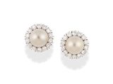 une paire de boucles d'oreilles en perles de culture et diamants