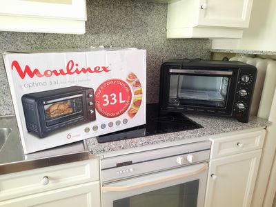 une boîte de nourriture posée sur le plan de travail de la cuisine