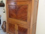 une armoire en bois avec un plateau en marbre, placée dans un coin de la pièce